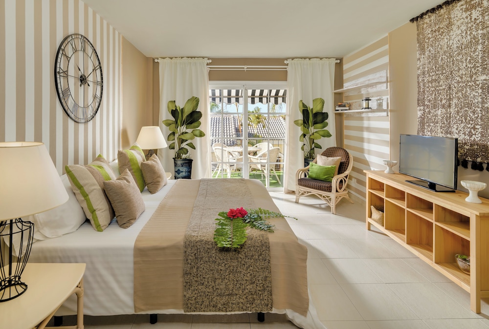Gran Oasis Resort — Hotel rooms in Playa de las Americas, Canary Islands