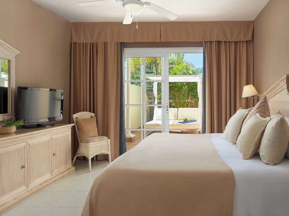 Gran Oasis Resort — Hotel rooms in Playa de las Americas, Canary Islands