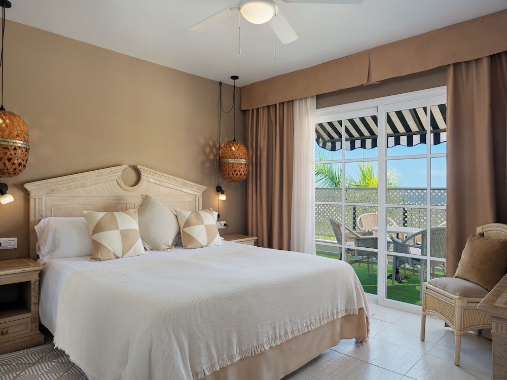 Gran Oasis Resort — Hotel rooms in Playa de las Americas, Canary Islands