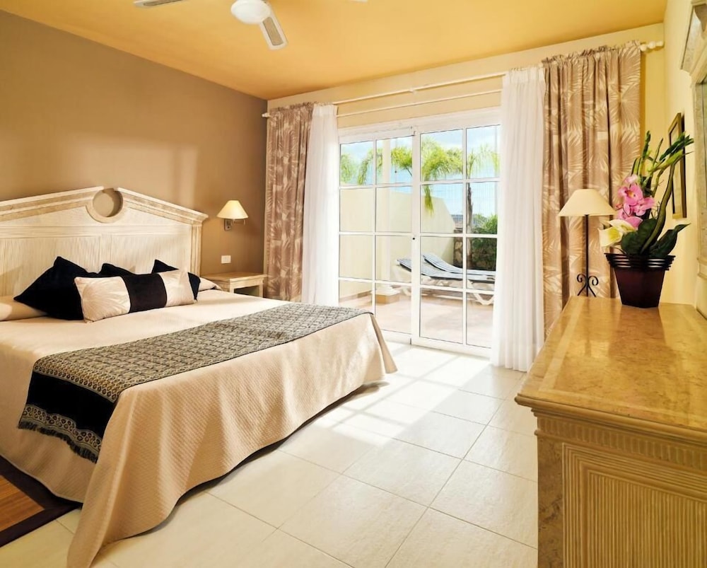 Gran Oasis Resort — Hotel rooms in Playa de las Americas, Canary Islands