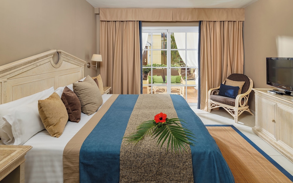 Gran Oasis Resort — Hotel rooms in Playa de las Americas, Canary Islands