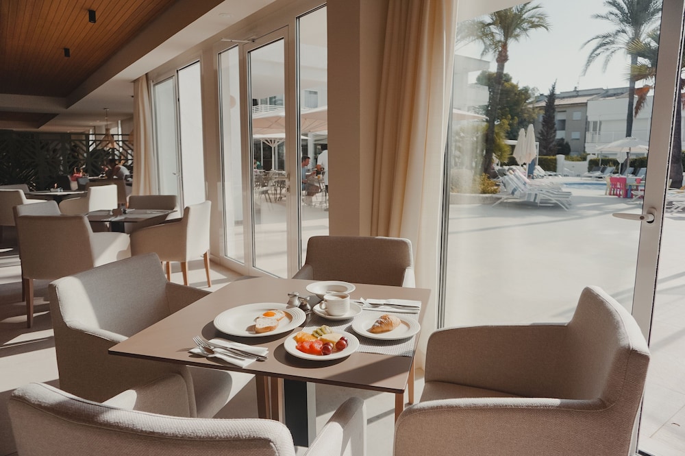 Hoposa Hotel & Apartments Villaconcha — Restaurant & bars in Puerto Pollensa, Balearic Islands