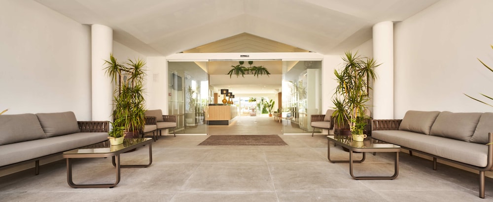 Hoposa Hotel & Apartments Villaconcha — Hotel building in Puerto Pollensa, Balearic Islands