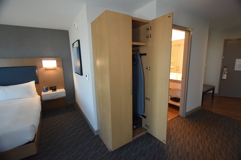Legacy Hotel at IMG Academy — Hotel rooms in Bradenton, Florida