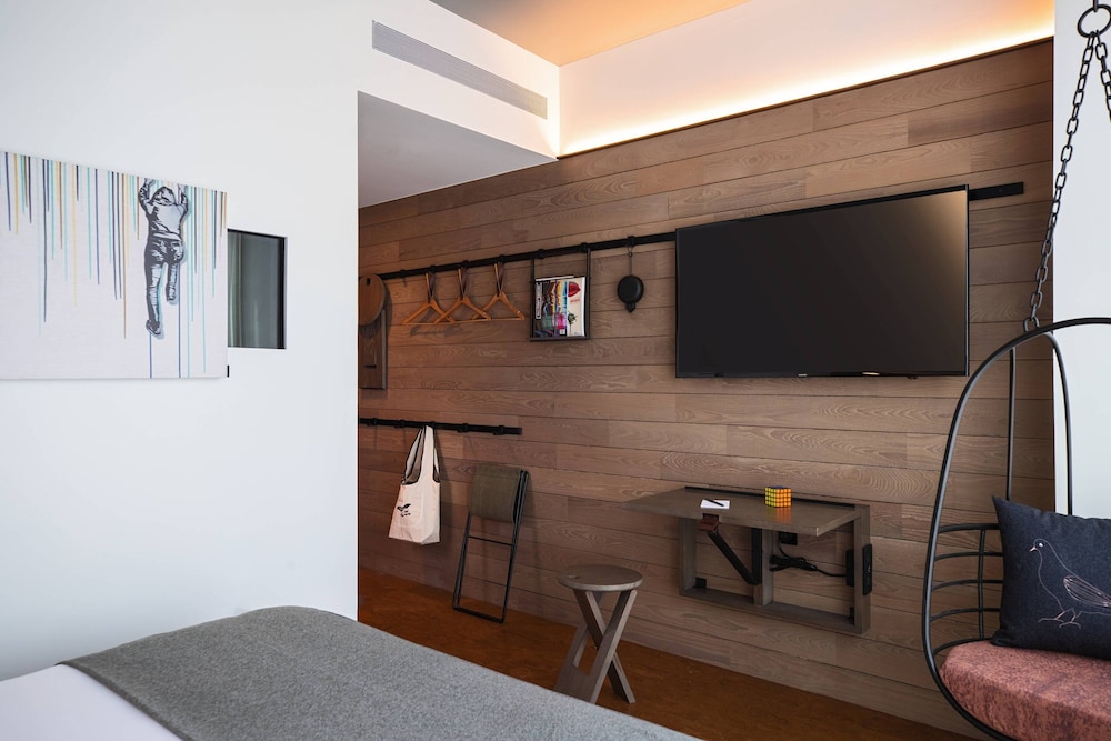 Moxy NYC Downtown — Hotel rooms in New York City, New York State