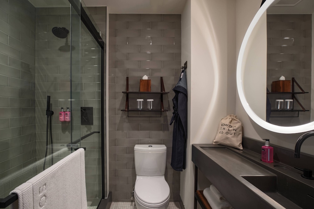 Moxy NYC Downtown — Hotel rooms in New York City, New York State