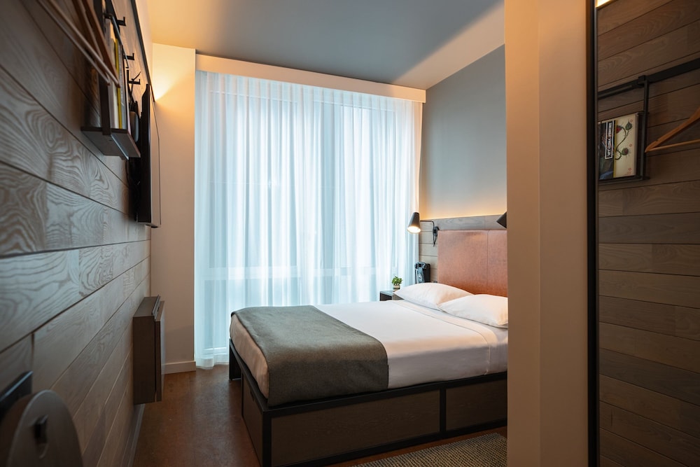 Moxy NYC Downtown — Hotel rooms in New York City, New York State