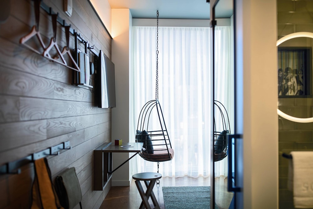 Moxy NYC Downtown — Hotel rooms in New York City, New York State