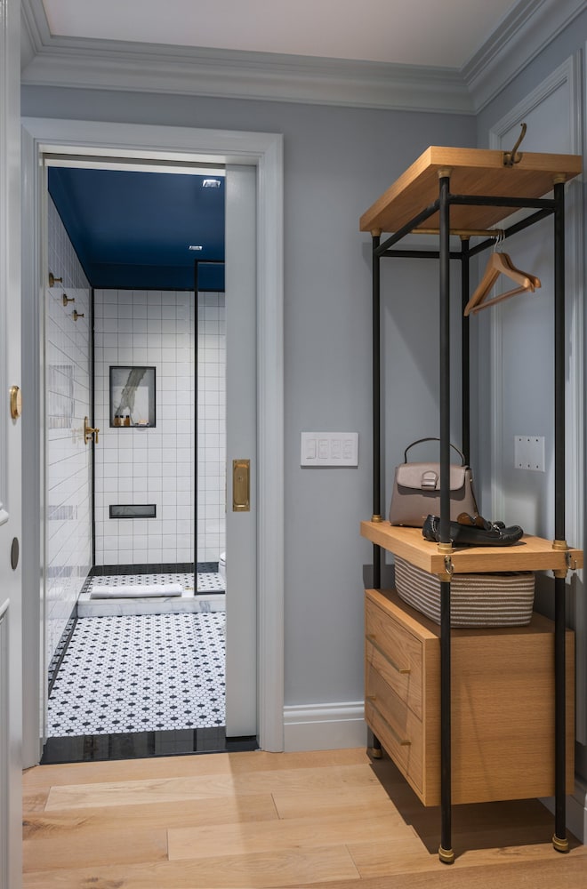 Merrion Row Hotel and Public House — Hotel rooms in New York City, New York State