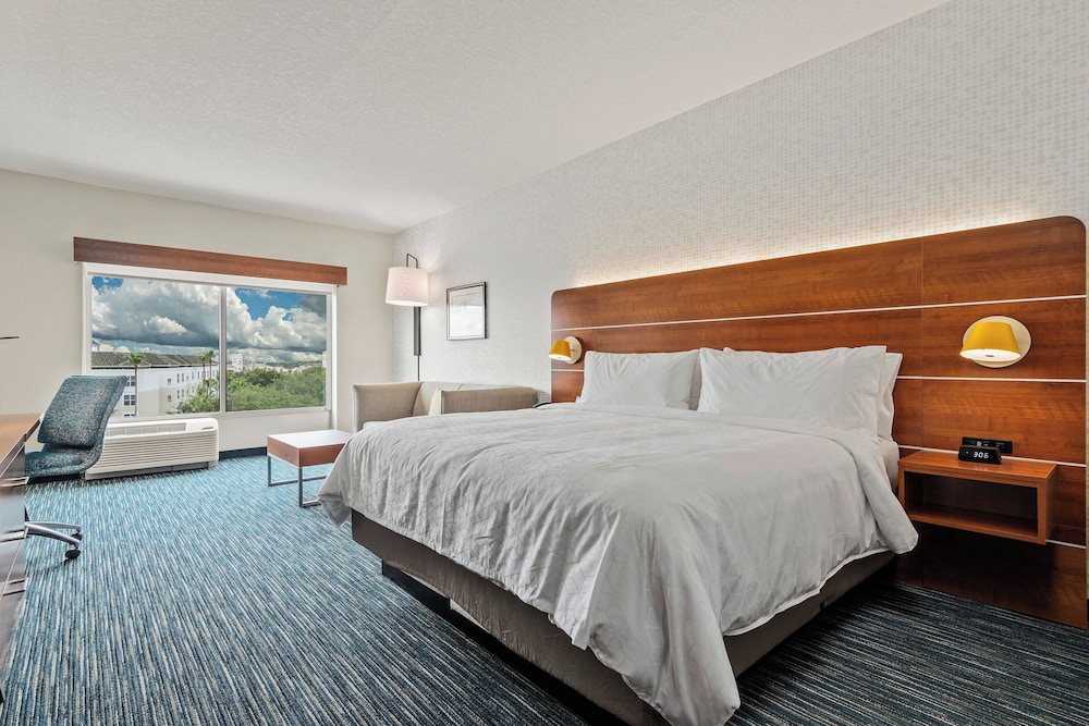 Holiday Inn Express & Suites Orlando - Lake Buena Vista by IHG — Hotel rooms in Orlando, Florida