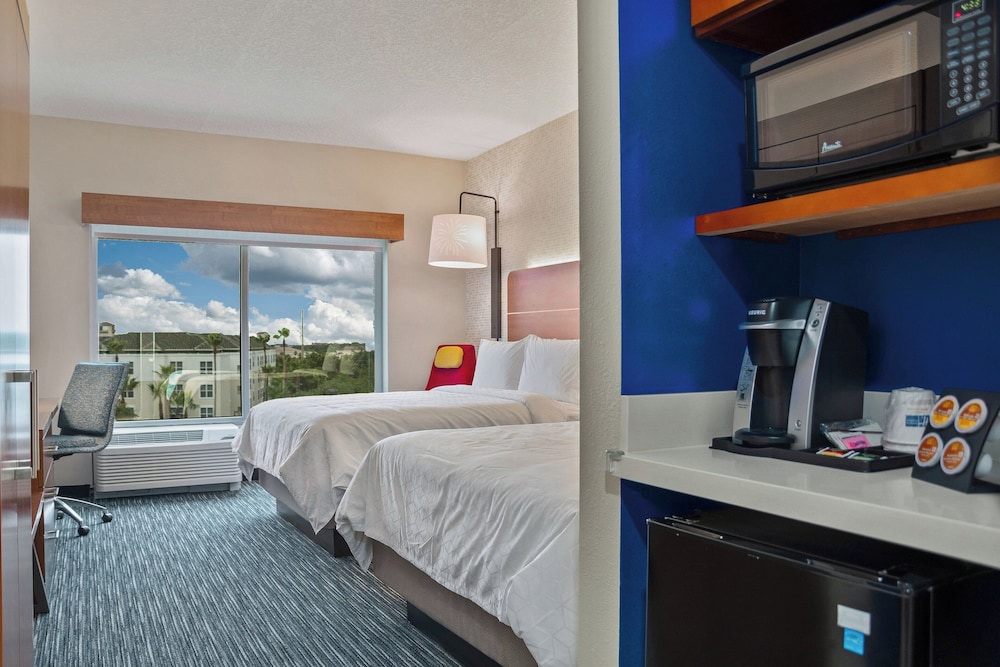 Holiday Inn Express & Suites Orlando - Lake Buena Vista by IHG — Hotel rooms in Orlando, Florida