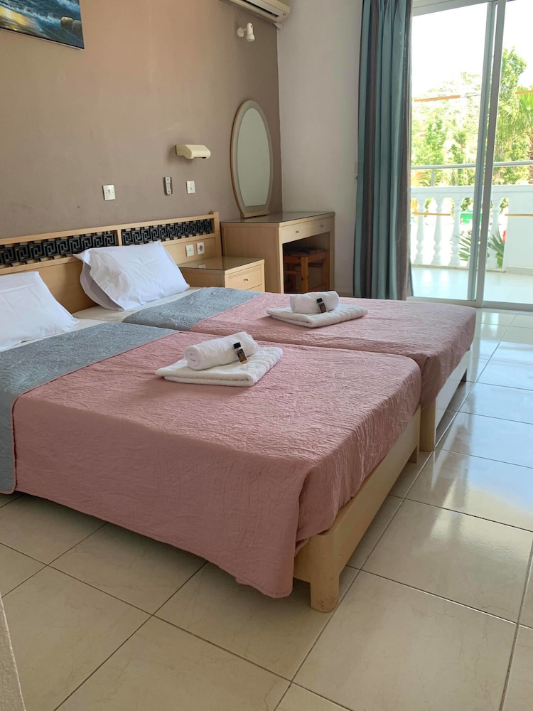 White Palace Studios — Hotel rooms in Faliraki, South Aegean