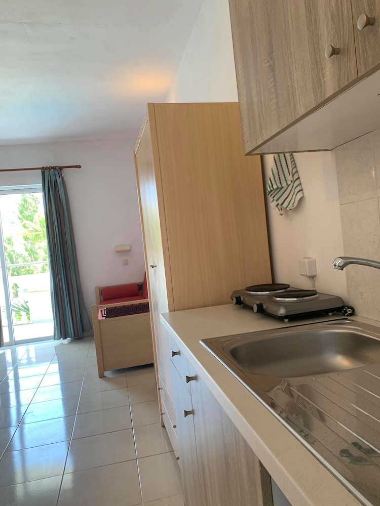 White Palace Studios — Hotel rooms in Faliraki, South Aegean