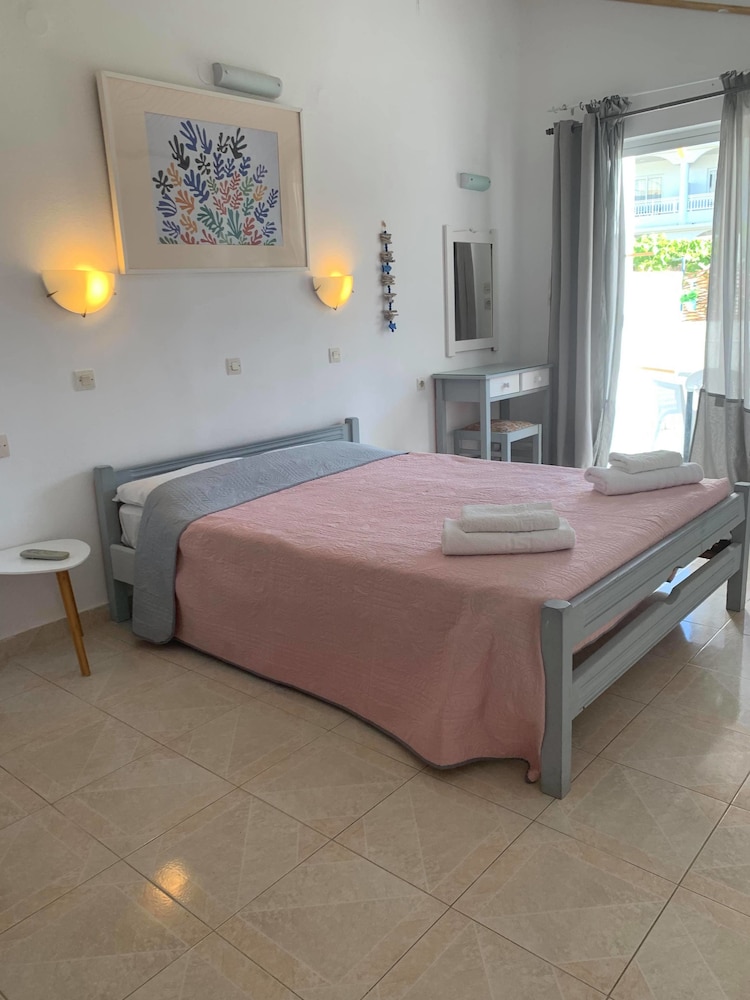 White Palace Studios — Hotel rooms in Faliraki, South Aegean