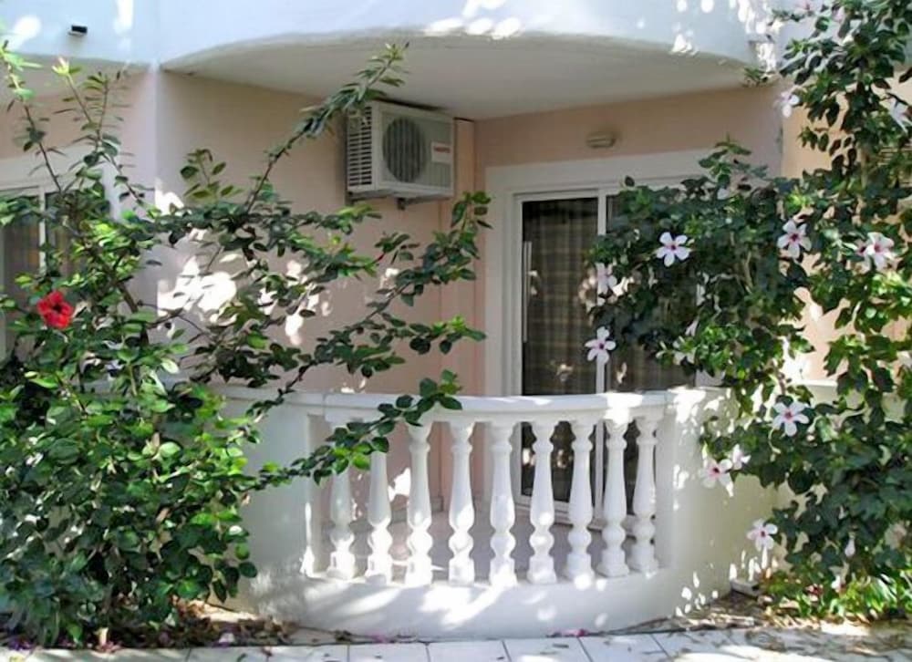 White Palace Studios — Hotel building in Faliraki, South Aegean