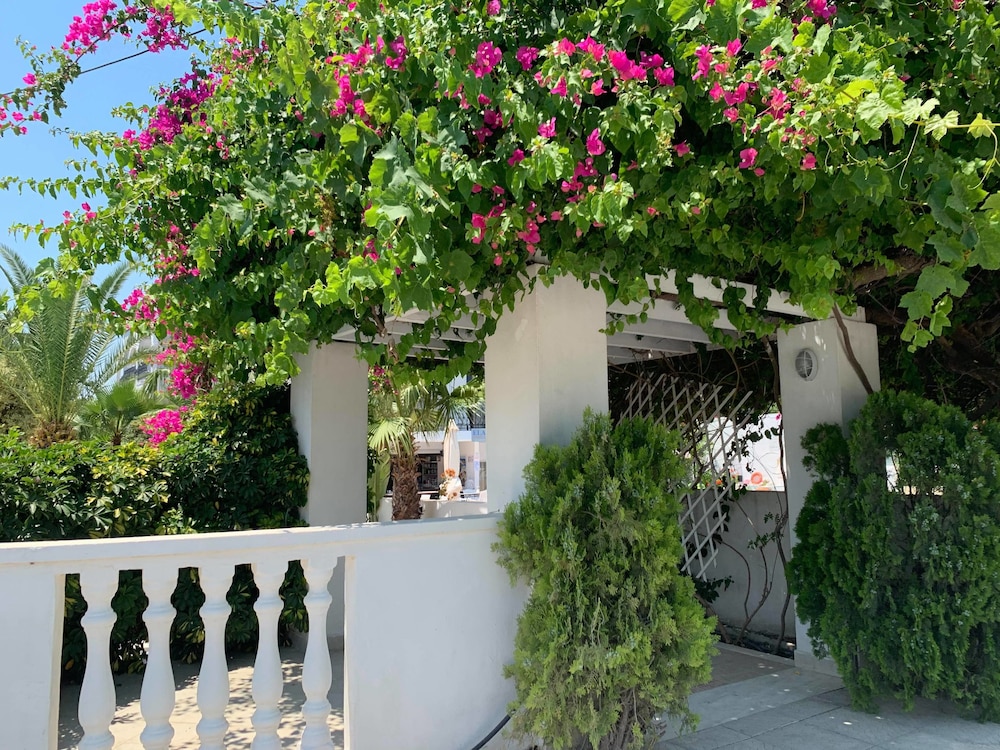 White Palace Studios — Hotel building in Faliraki, South Aegean