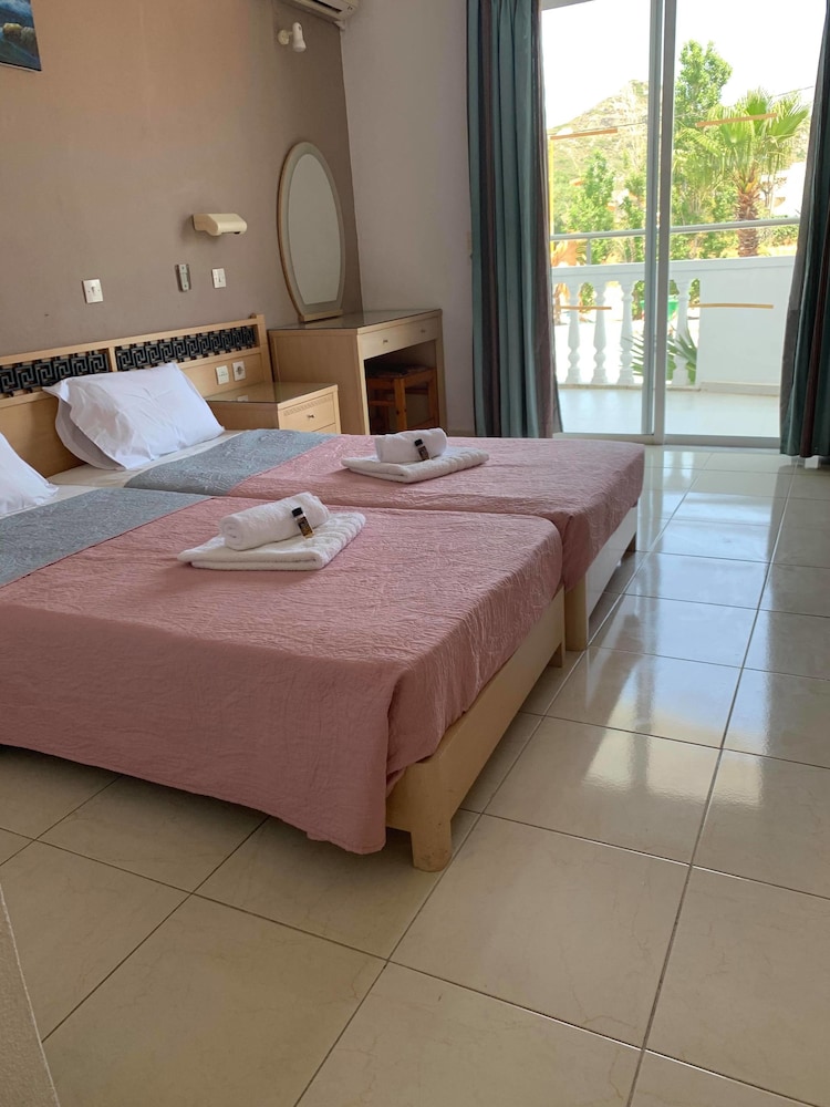 White Palace Studios — Hotel rooms in Faliraki, South Aegean