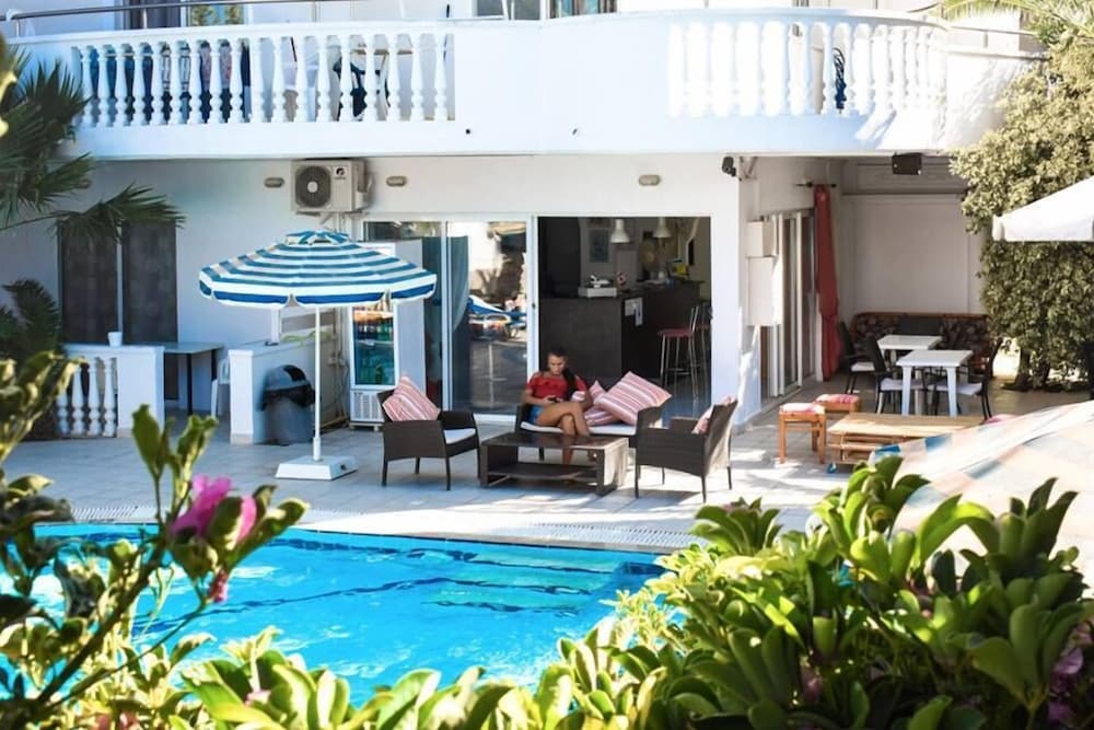 White Palace Studios — Swimming pool in Faliraki, South Aegean