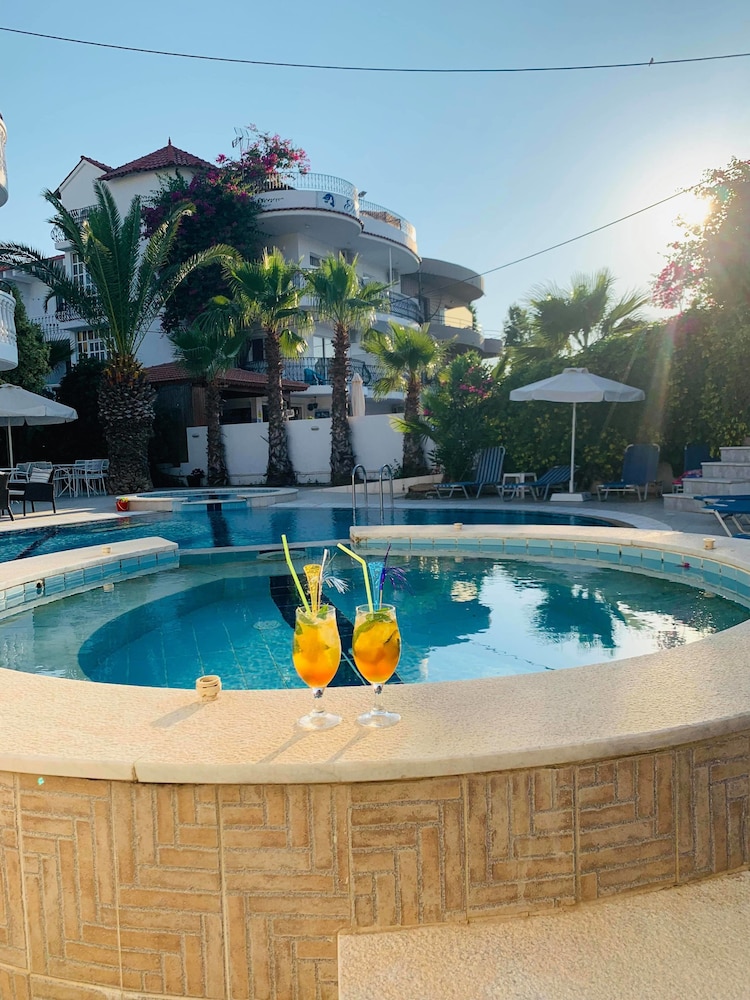 White Palace Studios — Swimming pool in Faliraki, South Aegean