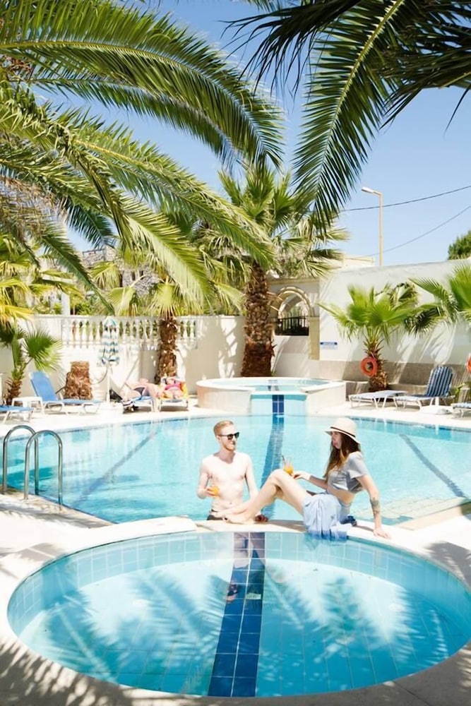 White Palace Studios — Swimming pool in Faliraki, South Aegean