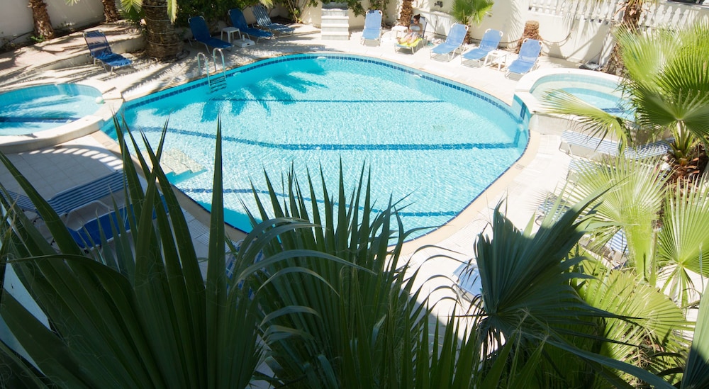 White Palace Studios — Swimming pool in Faliraki, South Aegean
