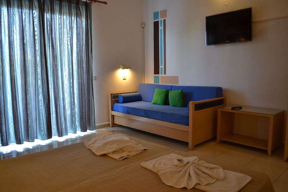 White Palace Studios — Hotel rooms in Faliraki, South Aegean