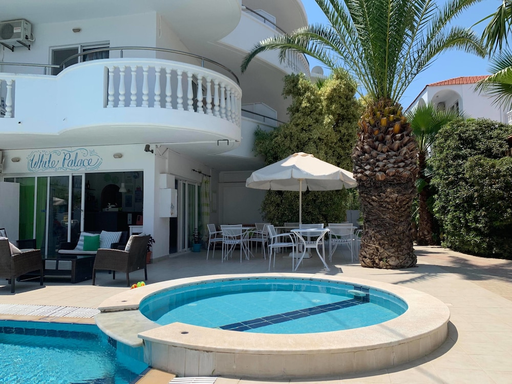 White Palace Studios — Swimming pool in Faliraki, South Aegean