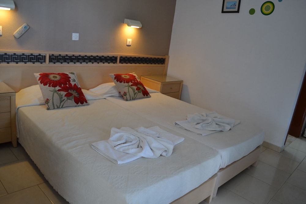 White Palace Studios — Hotel rooms in Faliraki, South Aegean