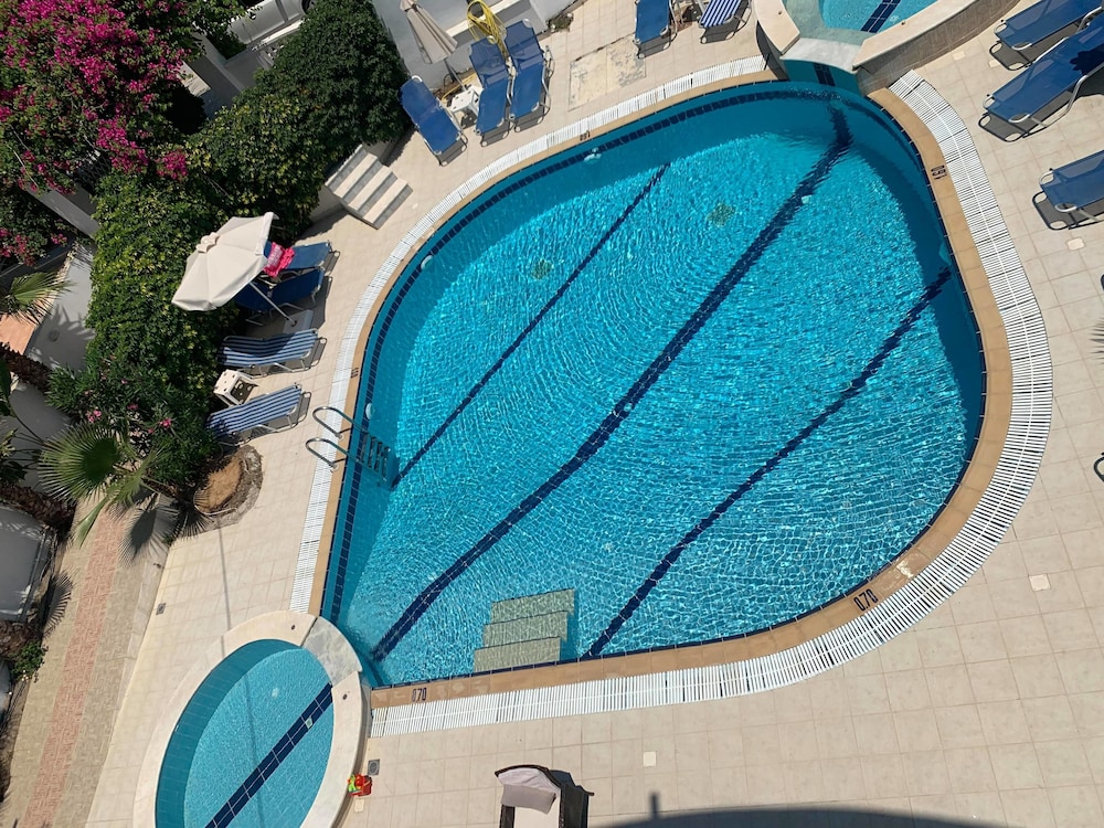 White Palace Studios — Swimming pool in Faliraki, South Aegean