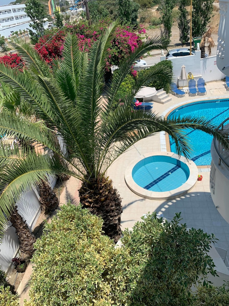 White Palace Studios — Swimming pool in Faliraki, South Aegean