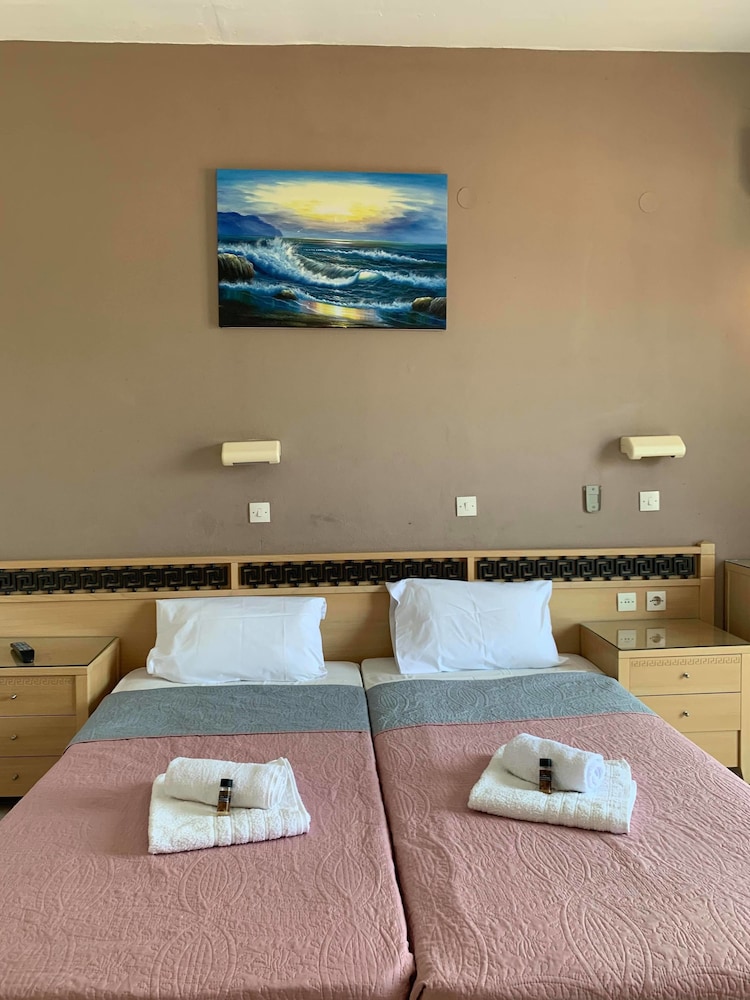 White Palace Studios — Hotel rooms in Faliraki, South Aegean