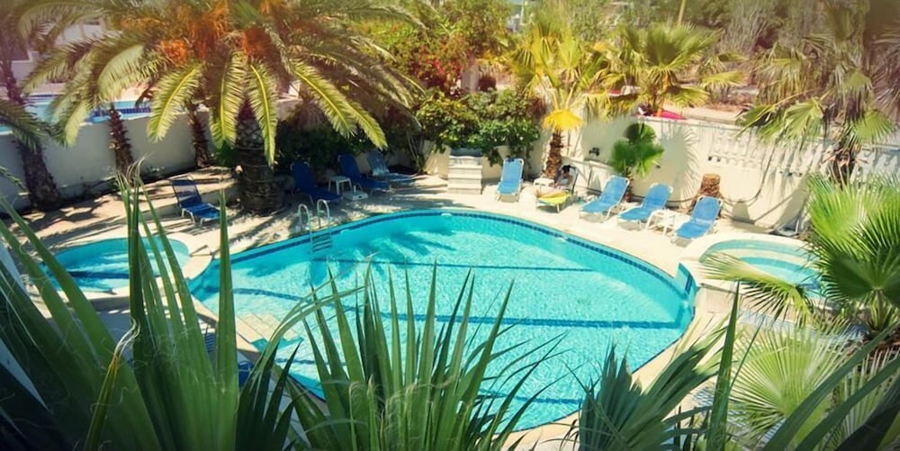 White Palace Studios — Swimming pool in Faliraki, South Aegean