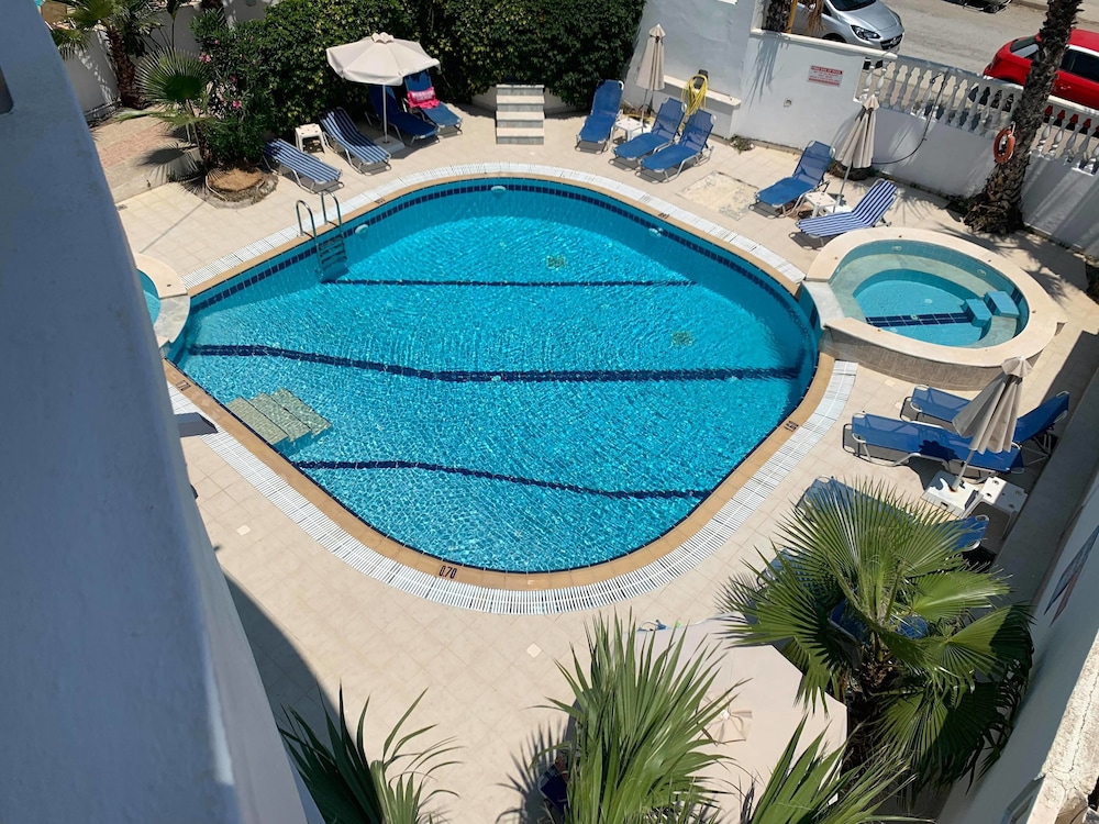 White Palace Studios — Swimming pool in Faliraki, South Aegean