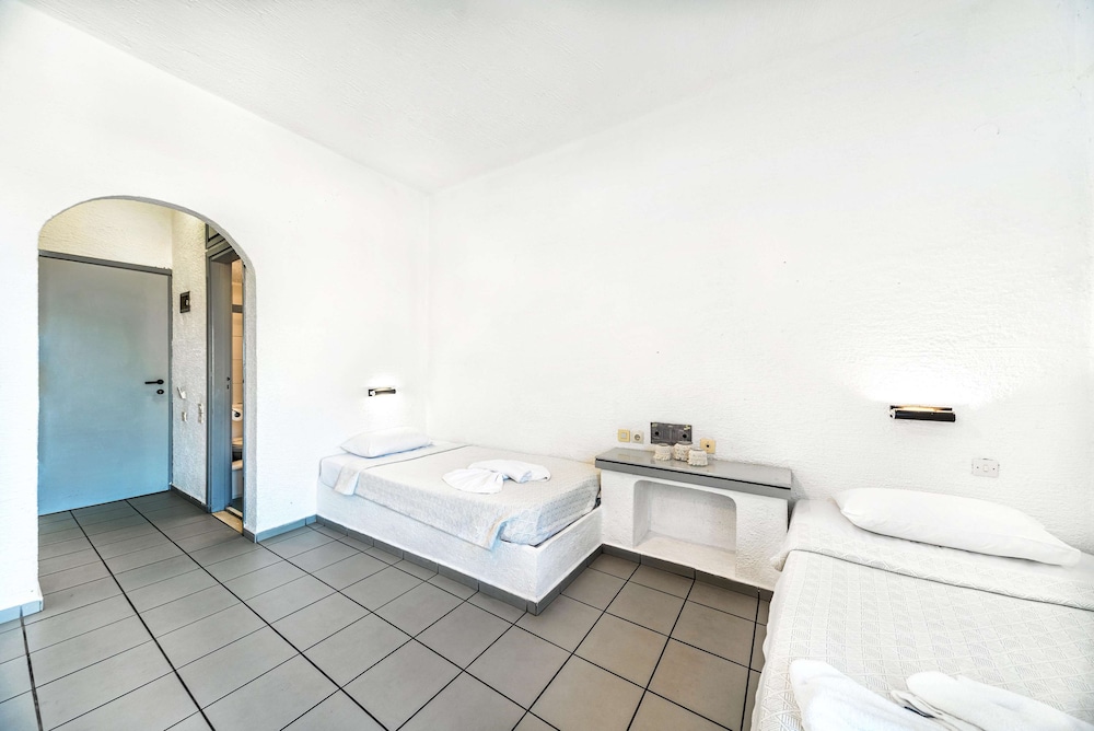 Iro Hotel — Hotel rooms in Hersonissos