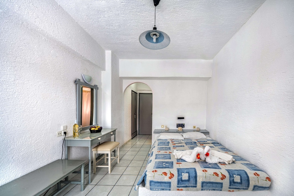 Iro Hotel — Hotel rooms in Hersonissos