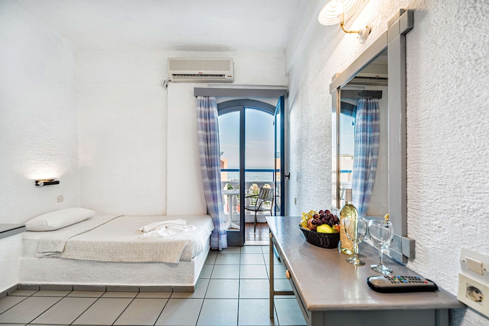 Iro Hotel — Hotel rooms in Hersonissos