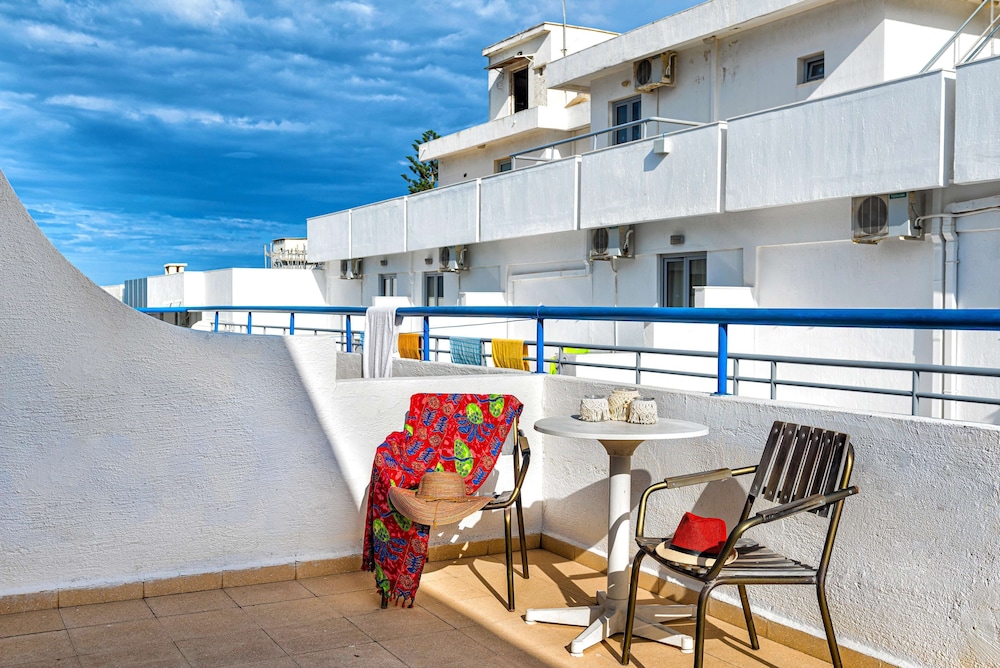 Iro Hotel — Hotel building in Hersonissos