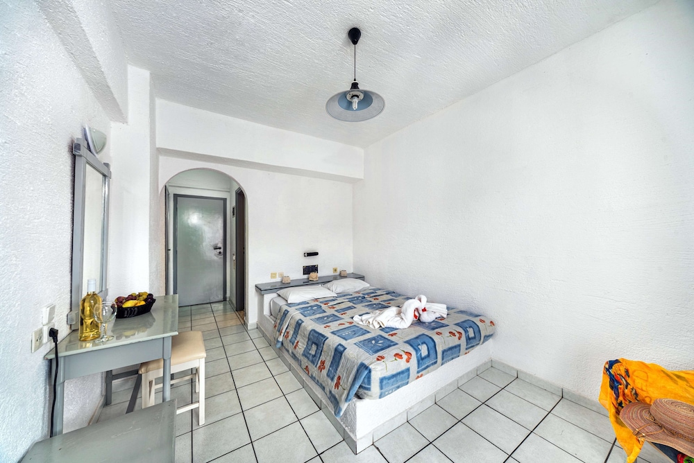 Iro Hotel — Hotel rooms in Hersonissos