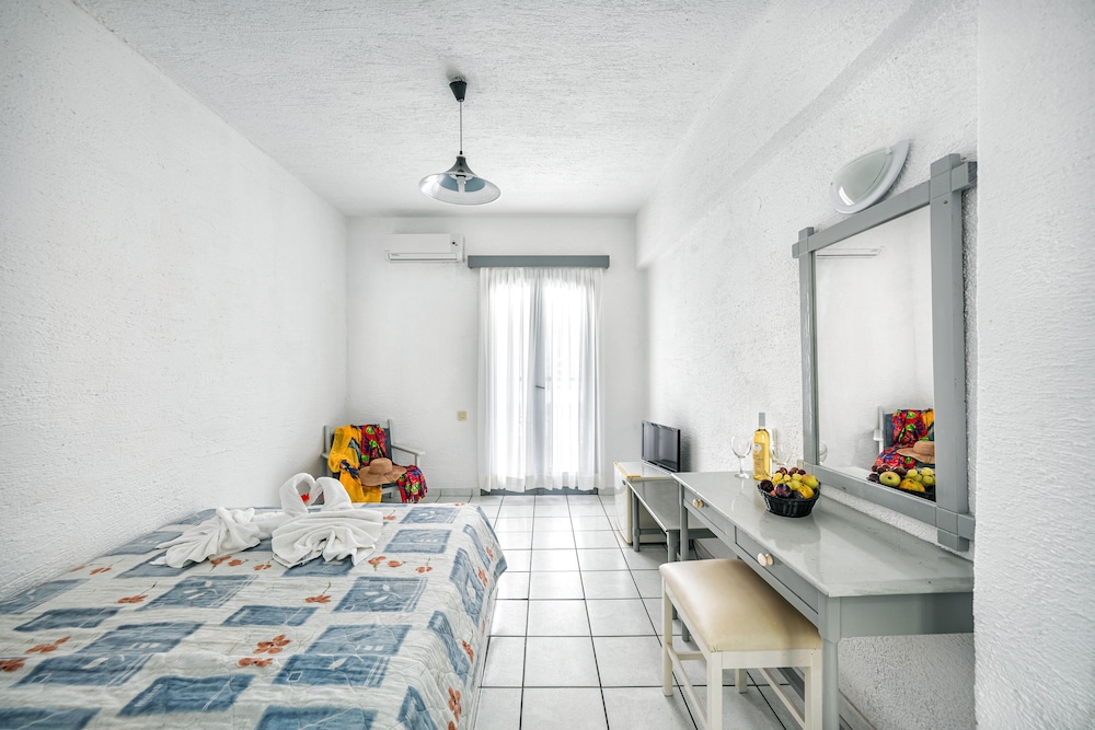 Iro Hotel — Hotel rooms in Hersonissos