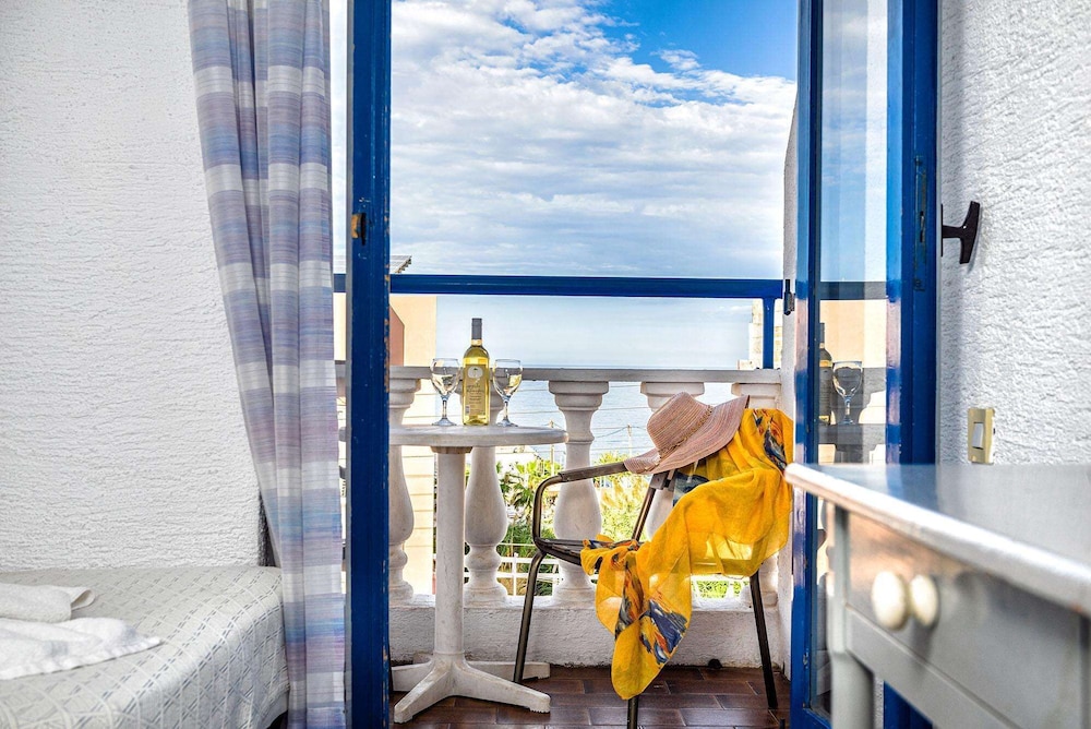 Iro Hotel — Hotel rooms in Hersonissos