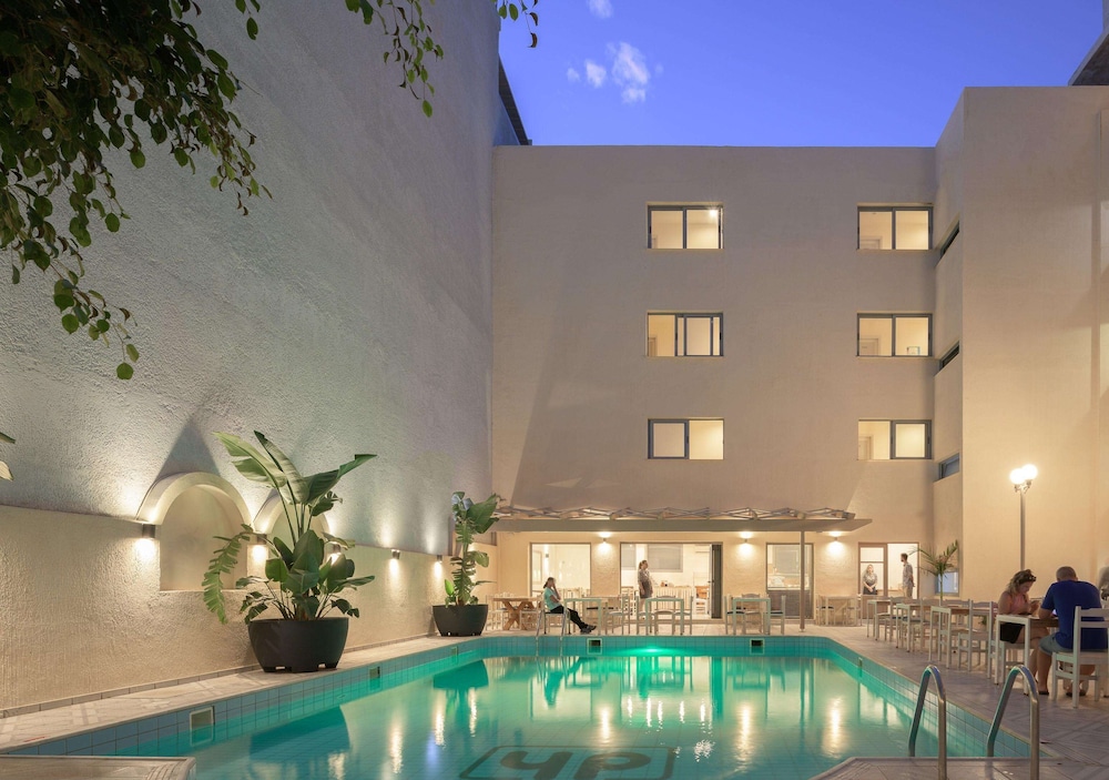 Central Hersonissos Hotel — Swimming pool in Hersonissos