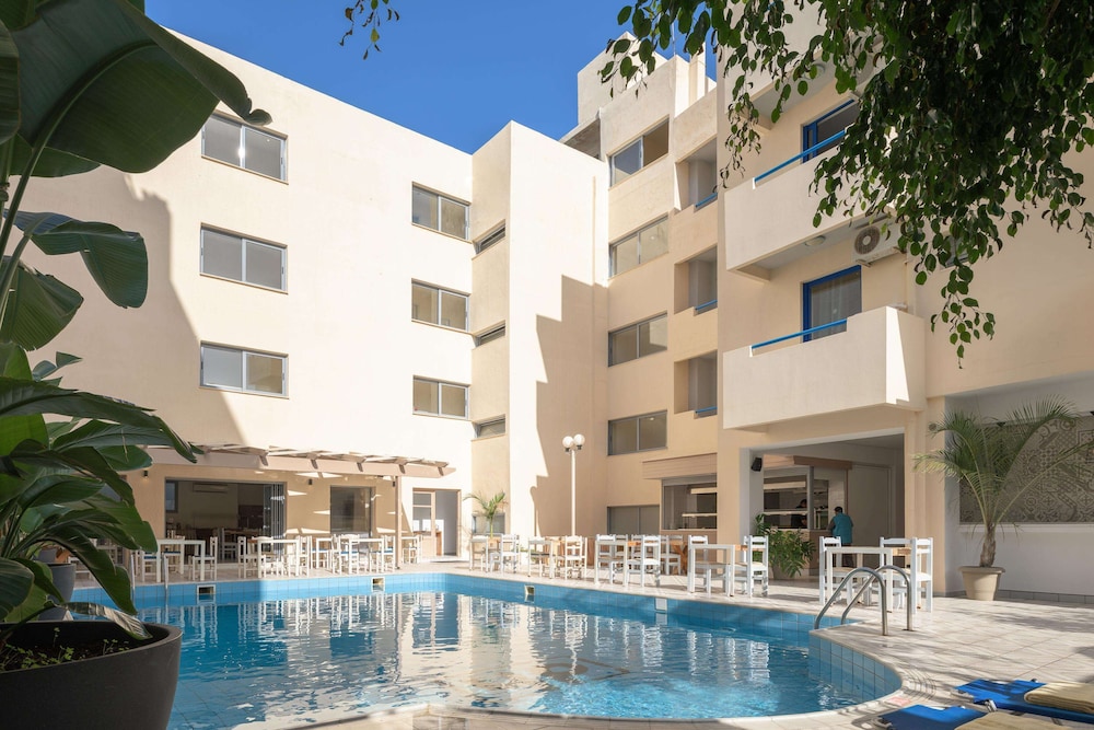 Central Hersonissos Hotel — Swimming pool in Hersonissos
