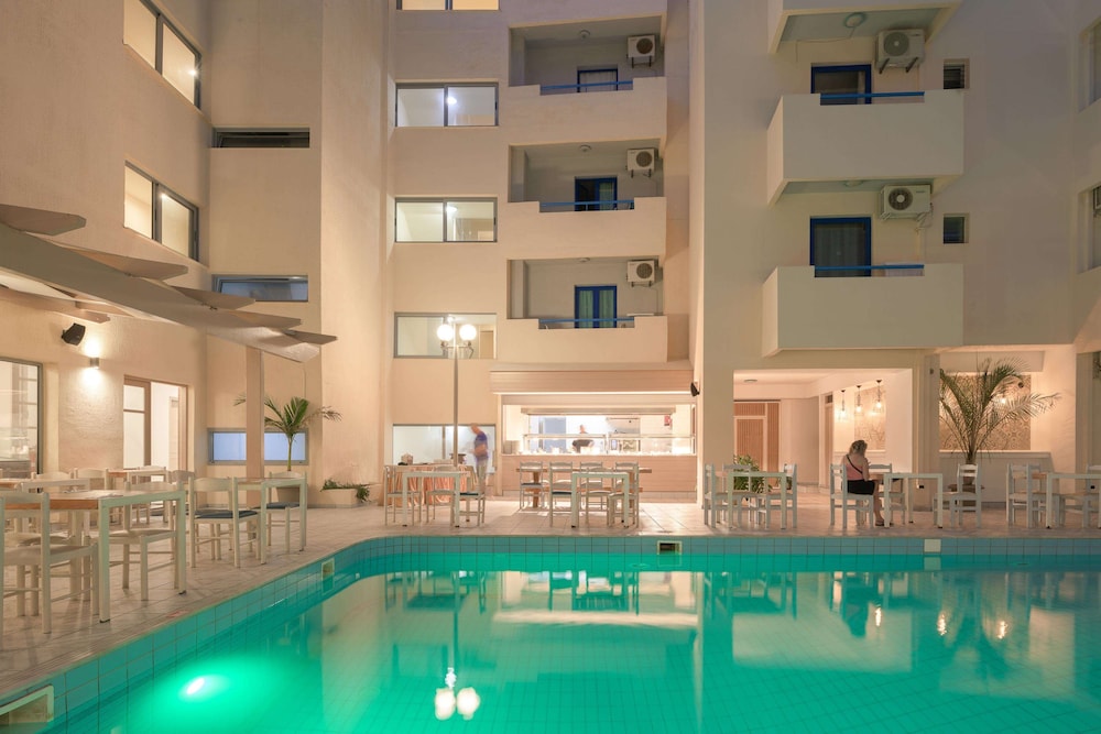 Central Hersonissos Hotel — Swimming pool in Hersonissos