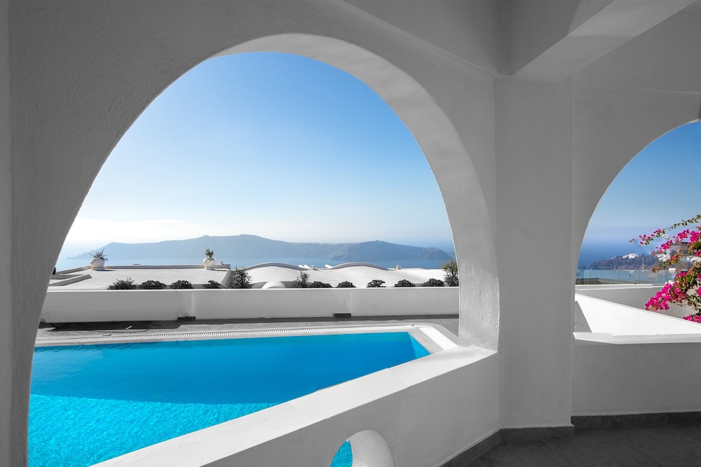 Salvatore Caldera Suites — Swimming pool in Imerovigli, South Aegean