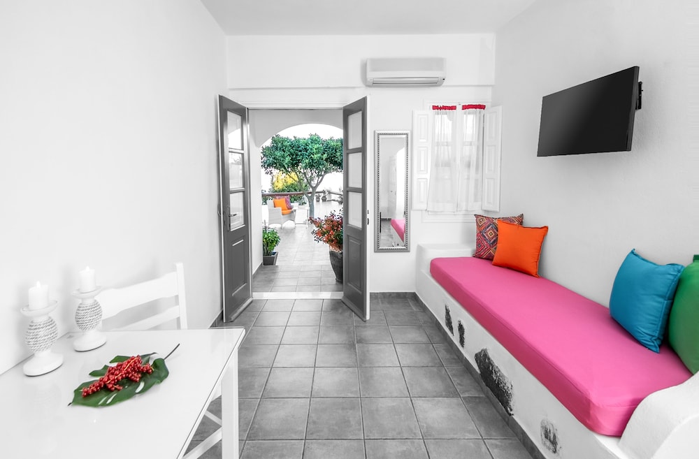 Salvatore Caldera Suites — Hotel rooms in Imerovigli, South Aegean