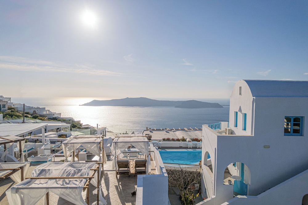 Salvatore Caldera Suites — Swimming pool in Imerovigli, South Aegean