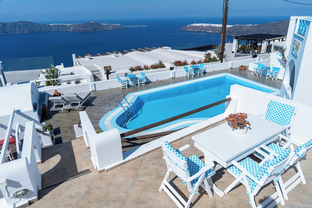 Salvatore Caldera Suites — Swimming pool in Imerovigli, South Aegean