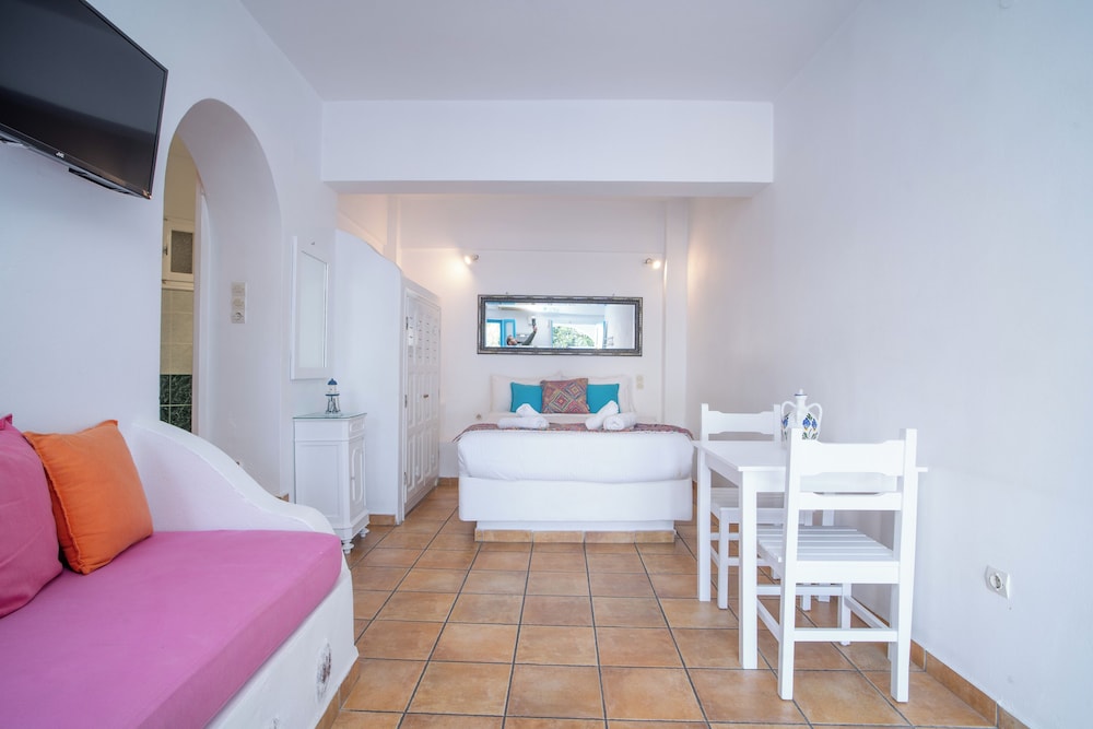 Salvatore Caldera Suites — Hotel rooms in Imerovigli, South Aegean