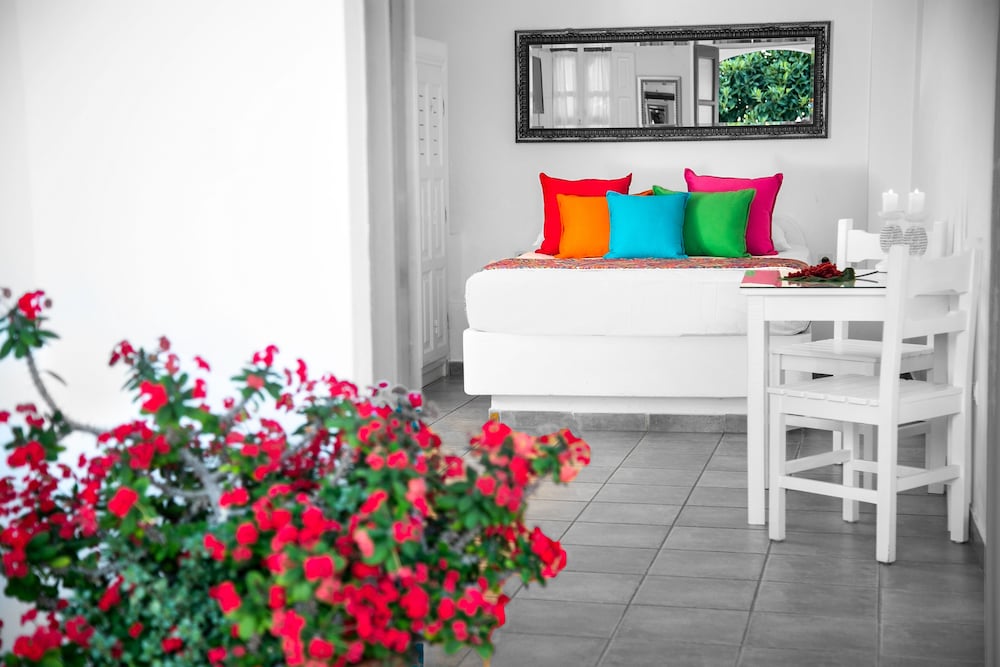 Salvatore Caldera Suites — Hotel rooms in Imerovigli, South Aegean