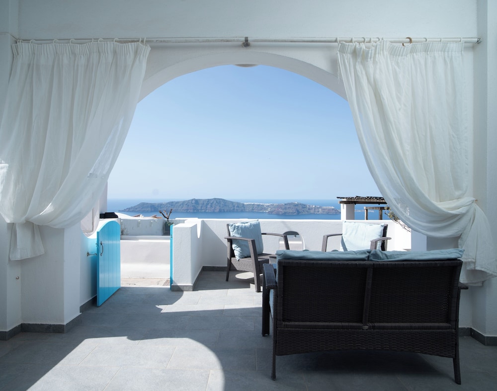 Salvatore Caldera Suites — Hotel rooms in Imerovigli, South Aegean